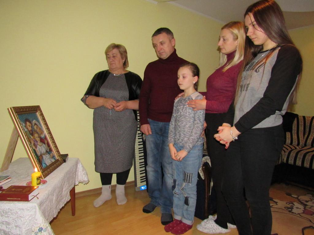 ІКОНА ПРЕСВЯТОЇ РОДИНИ ВЖЕ ПОМАНДРУВАЛА ДО РОДИНИ КЛИМЕНКО