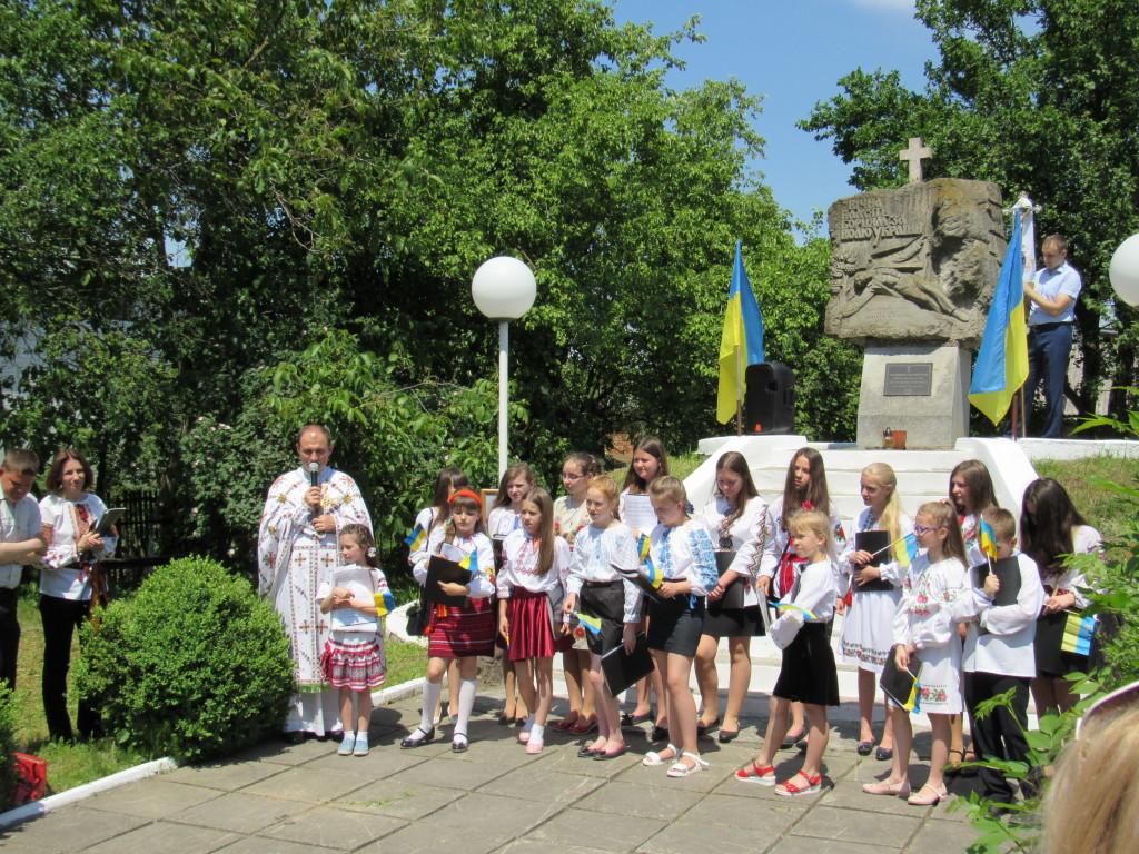 МОЛИТВА НА МОГИЛІ ВОЇНІВ УПА